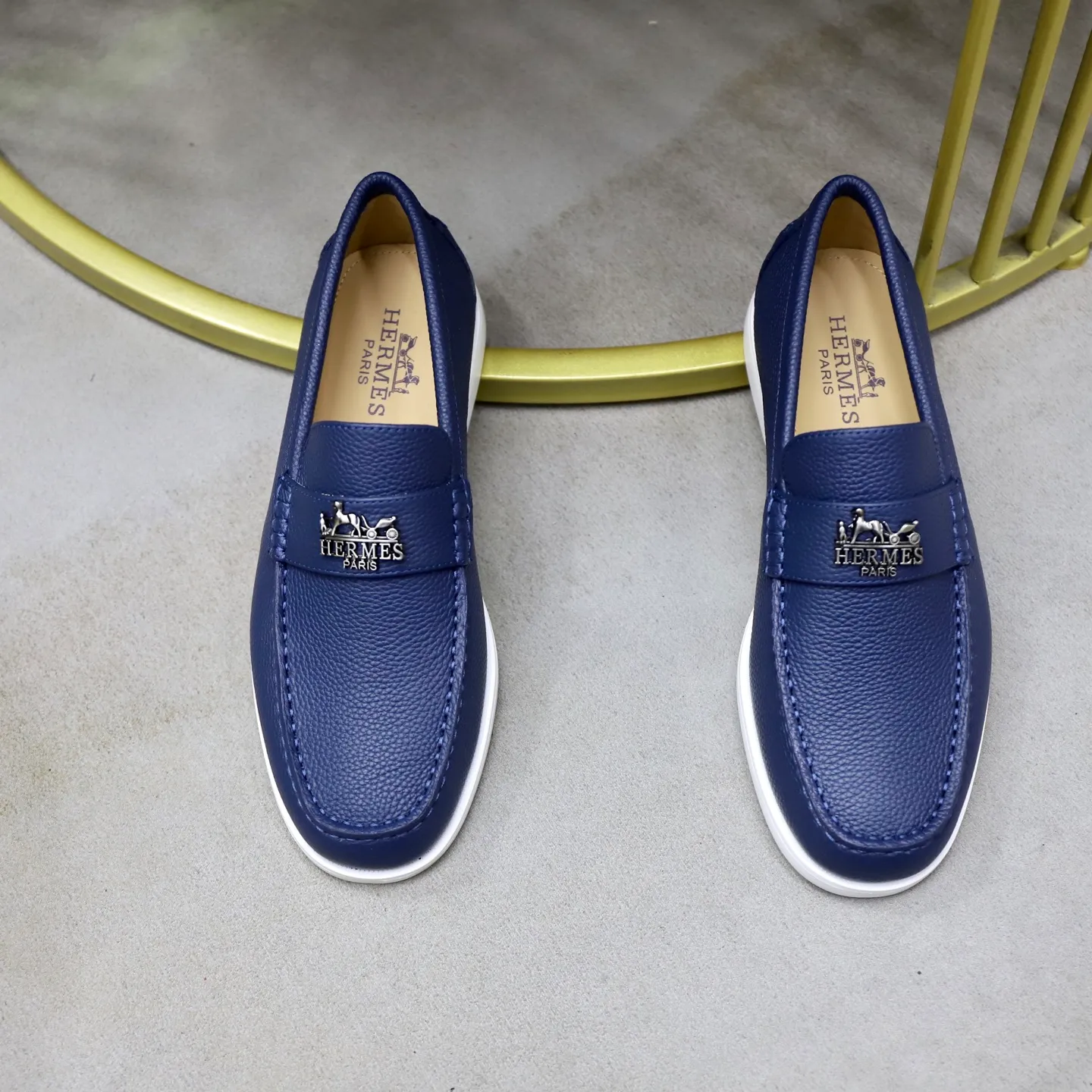 Ex-factory price: 560💰Hermès/Hermès slip-on men's shoes. This shoe is made of imported pebbled cowhide. It has simple and smooth lines and is combined with aerodynamically designed 3CM rubber foam ultra-light soles! Youthful and fashionable, classic H-shaped hardware buckle decoration, calf lining gently wraps the feet, with logo cowhide feet, casual and urban style, highlighting youthful vitality, sports and leisure version, super versatile, code number: 38-39-40-41-42-43-44 standard leather shoe size (45 can be customized but does not support returns)
